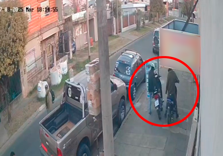En poco más de 30 segundos dos motochorros robaron una motocicleta en plena tarde en zona norte