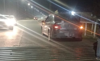colisión entre auto y moto motociclista