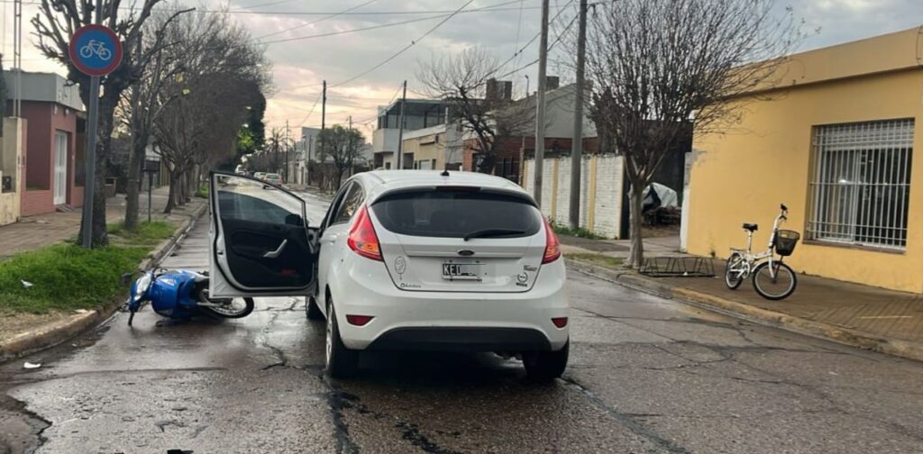San Nicolás suma otro accidente de tránsito: colisionaron una moto y un automóvil en barrio Urquiza