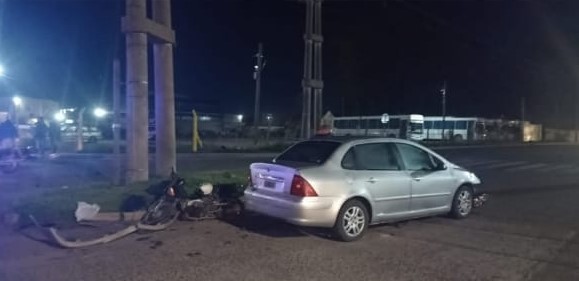 Un motociclista está en grave estado tras un impacto con un auto en barrio Astul Urquiaga
