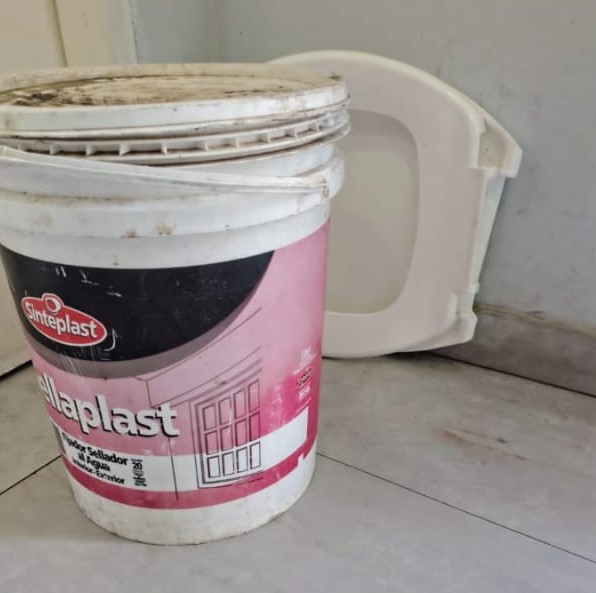 Lo agarraron con una tapa de inodoro y un balde de pintura e intentó golpear a la Policía: quedó aprehendido