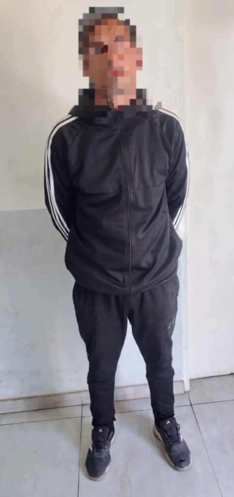Lo agarraron con una tapa de inodoro y un balde de pintura e intentó golpear a la Policía: quedó aprehendido