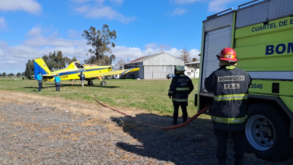 Bomberos de San Nicolás y Ramallo abastecieron a aviones hidrantes contra los incendios en las islas entrerrianas