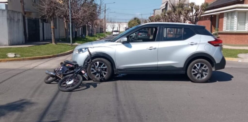 Un automóvil y una moto con una patente falsa impactaron en zona sur