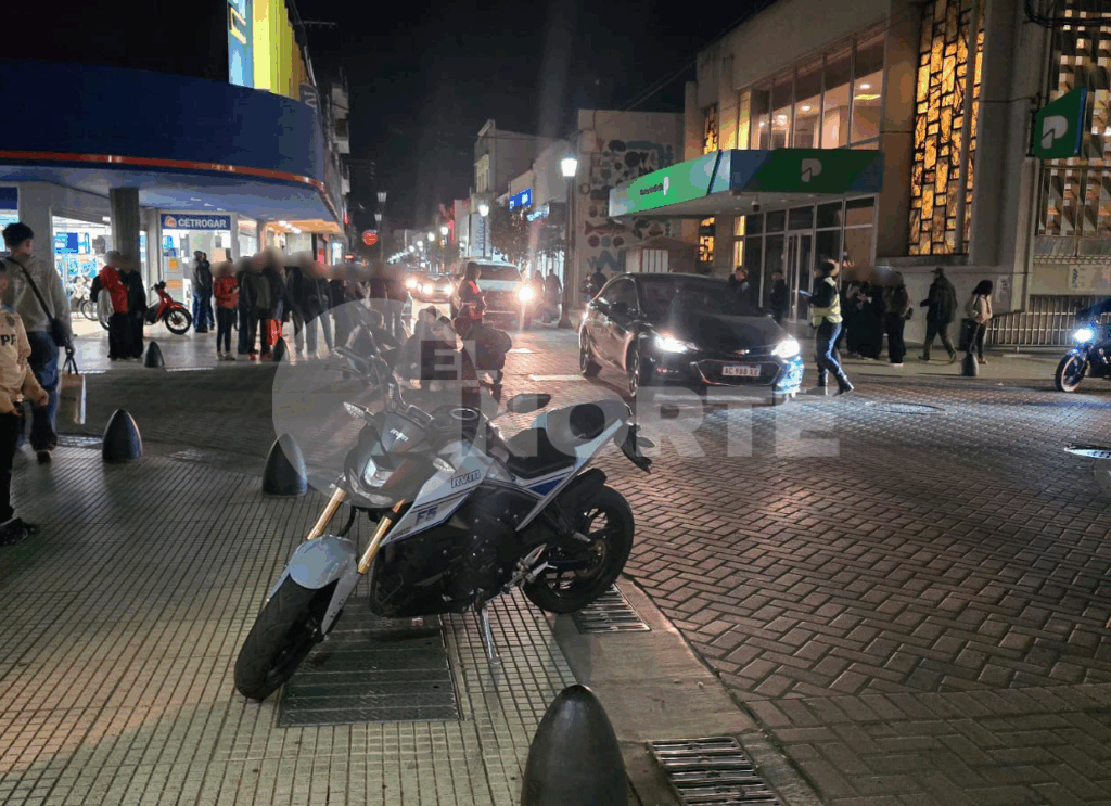 Un automóvil habría encerrado a una motociclista en Mitre y Urquiza: la mujer quedó inconsciente en el asfalto