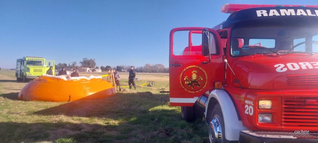 Bomberos Voluntarios de Ramallo abastecen a aviones hidrantes contra los incendios en las islas entrerrianas