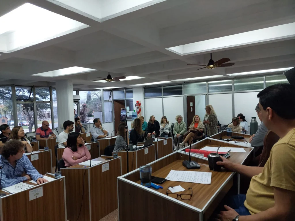 Los concejales exigen información antes de aprobar la condonación de deuda millonaria a cambio de terrenos