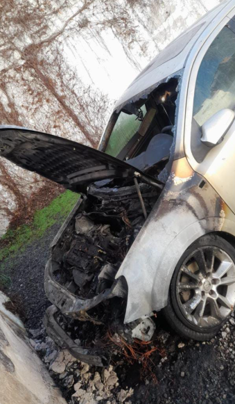 incendio de un auto en el estacionamiento