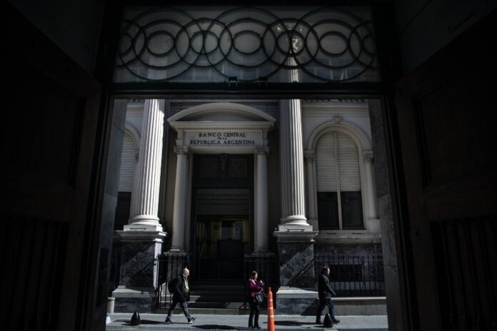 El Banco Central sube encajes a bancos para contener el dólar en la previa electoral