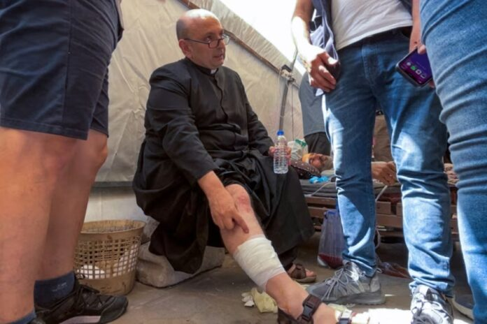 Sacerdotes argentinos resisten bajo las bombas en Gaza en la parroquia Sagrada Familia
