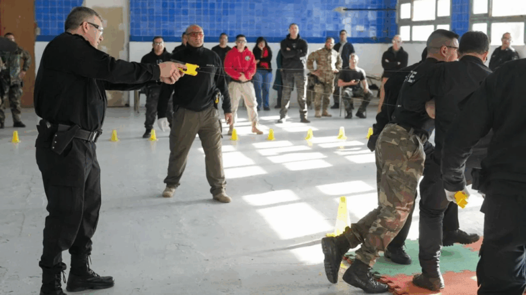 Otra provincia comenzó la formación de policías en el uso de pistolas Taser