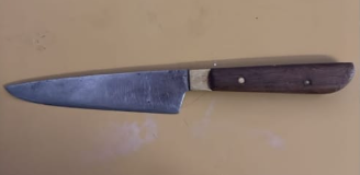 joven con un cuchillo vía pública