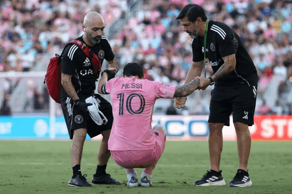 Lionel Messi se lesionó en el duelo contra el Necaxa y pidió el cambio a los siete minutos