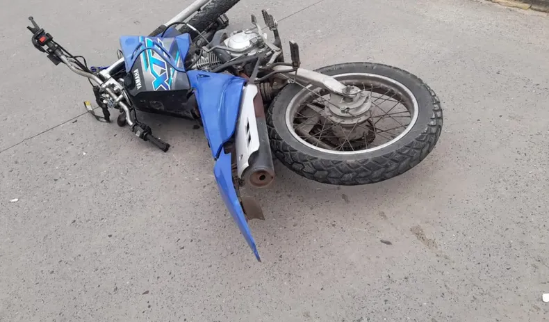 Tragedia en Berisso: un motociclista murió tras chocar contra un poste