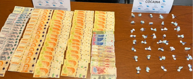 hombre con cocaína y dinero dólares