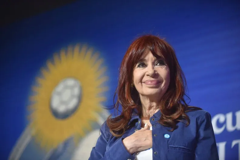 Cristina Kirchner recibió la “Santa Bendición” de Jazmín La Cuerpo frente a su casa en Constitución