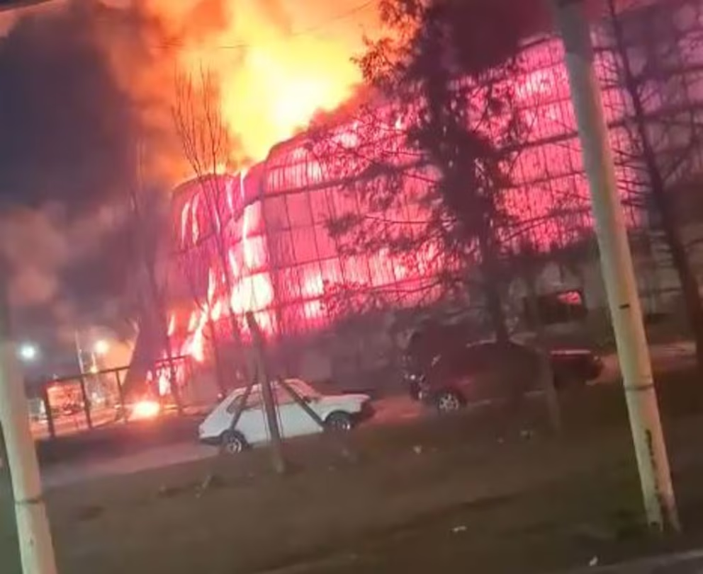 incendio y derrumbe en un depósito fuego