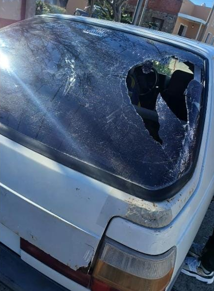 rompió el vidrio del auto agresora