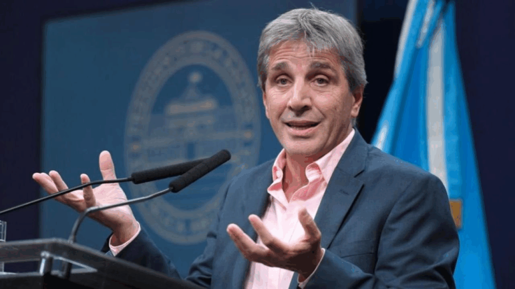 Caputo minimizó la suba del dólar y apuntó al “riesgo kuka”