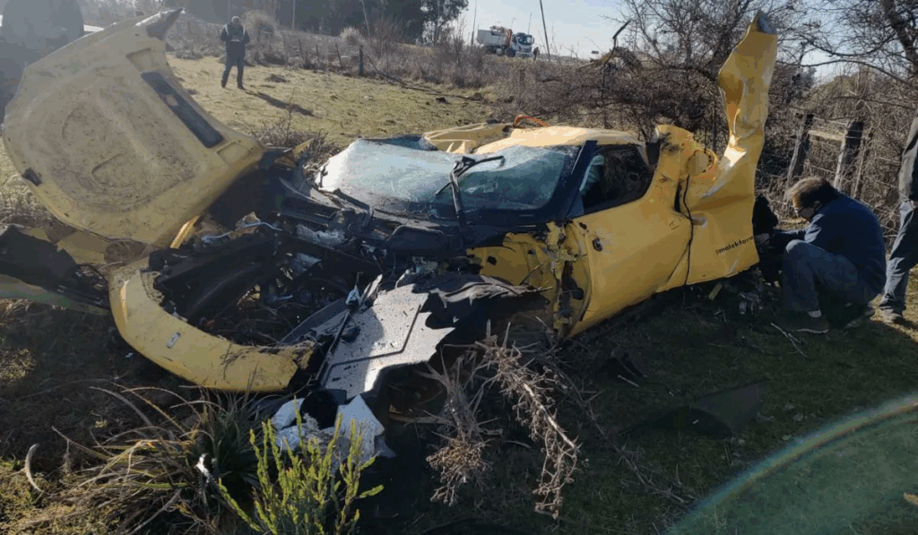 hombre destruyó una ferrari