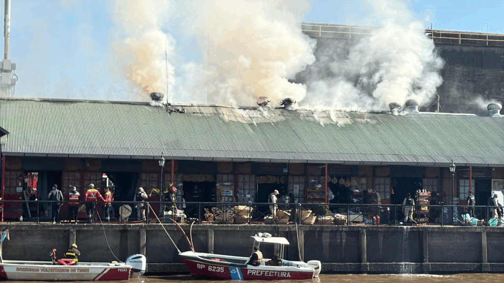 El incendio sorprendió a los turistas que paseaban por el Puerto de Frutos. (Ecos Diarios)