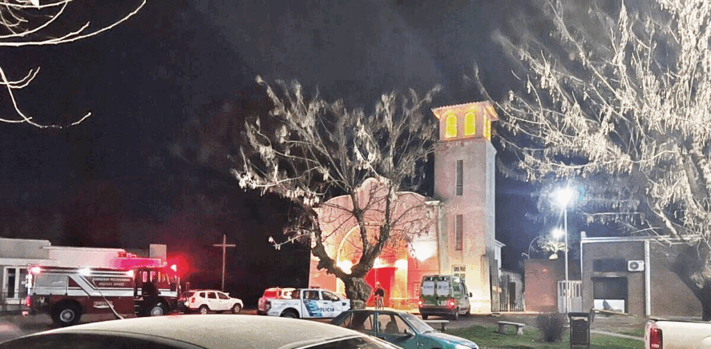 Coronel Suárez: detuvieron a un hombre que se desnudó, quiso incendiar una iglesia y golpeó a un policía con una cruz