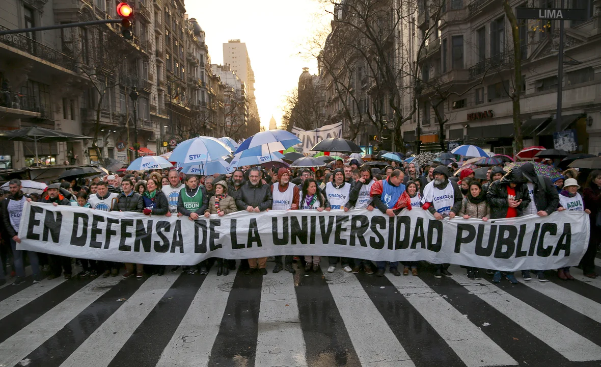 Docentes y no docentes de la UBA inician hoy un paro por recomposición ...