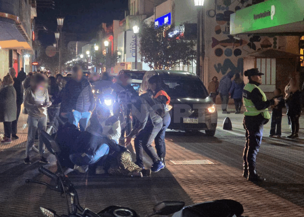 Un automóvil habría encerrado a una motociclista en Mitre y Urquiza: la mujer quedó inconsciente en el asfalto