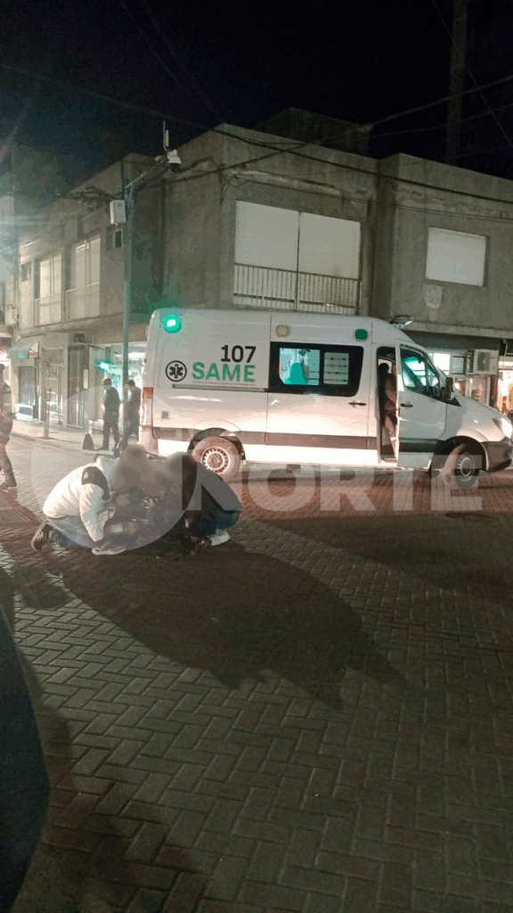 Un automóvil habría encerrado a una motociclista en Mitre y Urquiza: la mujer quedó inconsciente en el asfalto
