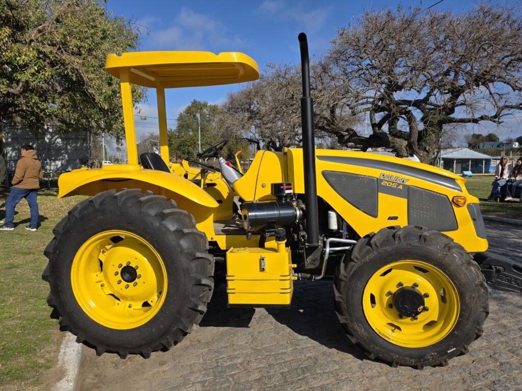 Ramallo: nuevo tractor para la mejora de caminos rurales