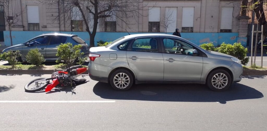 Accidente en Av. Moreno y Belgrano: un motociclista resultó herido tras colisionar con un vehículo