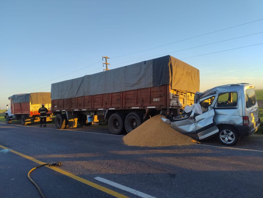 Accidente fatal en Ramallo: un nicoleño murió al incrustarse con su vehículo contra un camión de cereales en el Camino de la Costa