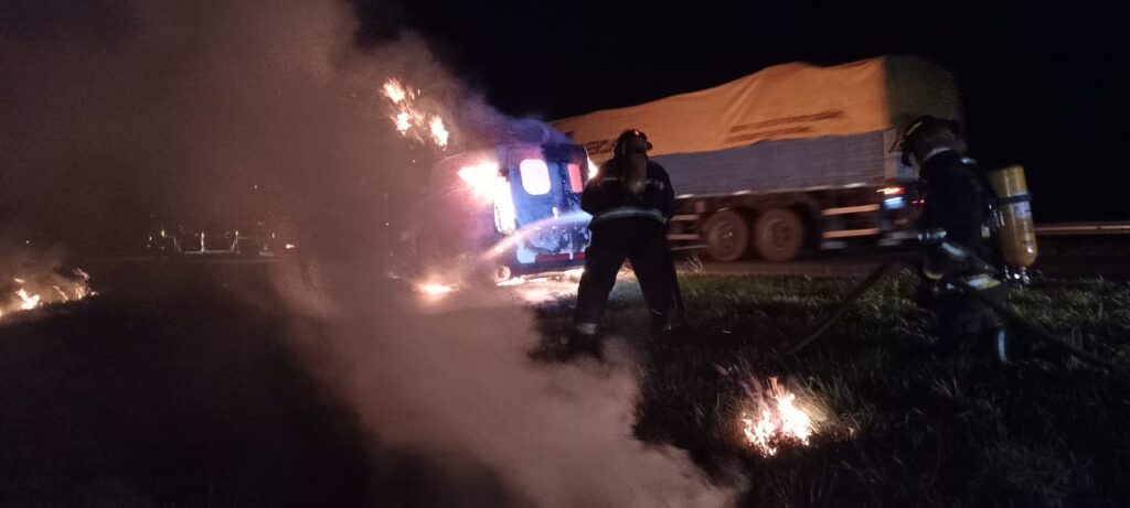 Una furgoneta Fiat Fiorino ardió en llamas en la Ruta 9 km 235: solo hubo daños materiales
