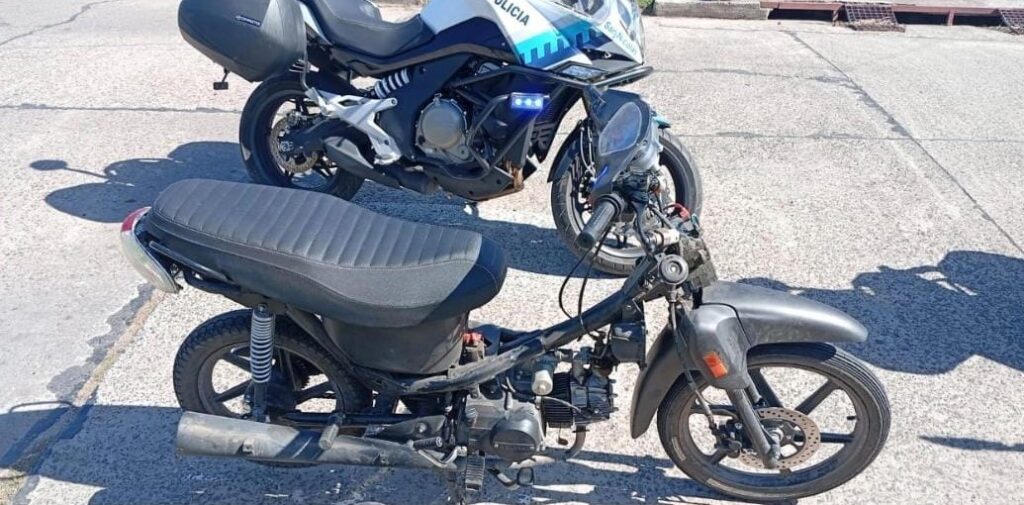 Zona sur: aprehendieron a dos menos de 16 y 13 años que circulaban en una motocicleta con pedido de captura activa