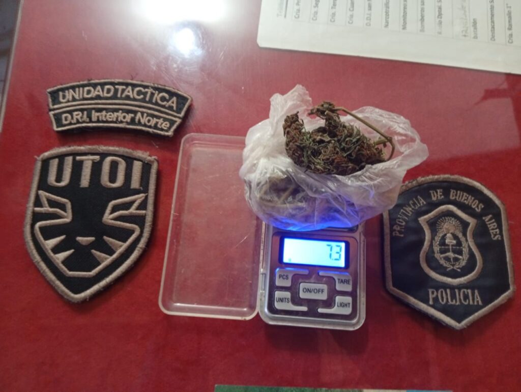 Detuvieron a un hombre con 7 gramos de una sustancia similar a la marihuana en barrio 12 de Marzo