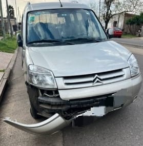 Una camioneta y una motocicleta impactaron en zona sur: dos jóvenes de 21 y 25 quedaron hospitalizados