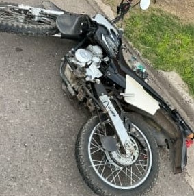 Una camioneta y una motocicleta impactaron en zona sur: dos jóvenes de 21 y 25 quedaron hospitalizados