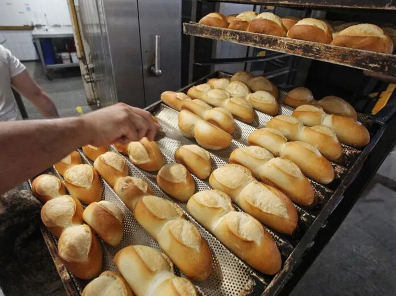 Crisis en el pan: cerraron más de 600 panaderías en la Provincia y cayó el consumo