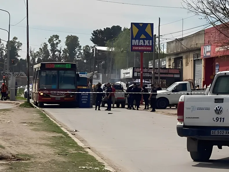 Merlo: una motociclista fue golpeada por la puerta de una camioneta, cayó bajo un colectivo y murió