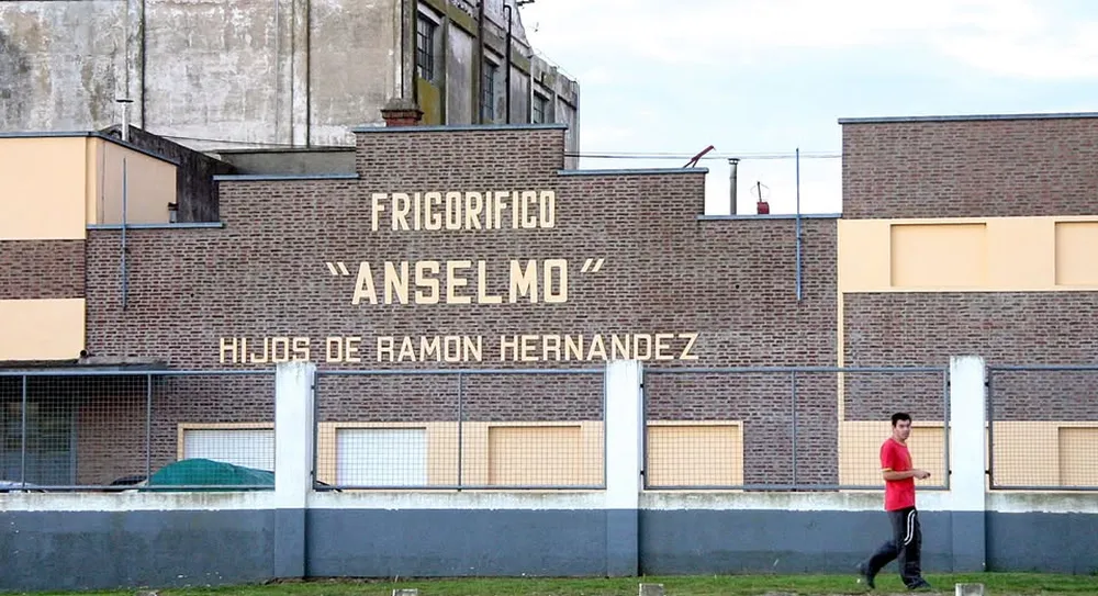 Crisis en Tres Arroyos: 150 trabajadores afectados por el cierre de Mustad y la quiebra del Frigorífico Anselmo