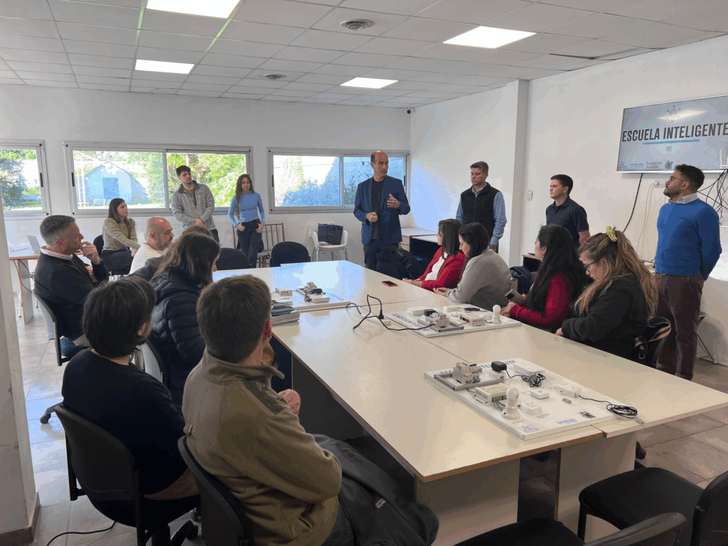 revolución digital lanzó el proyecto escuelas inteligentes