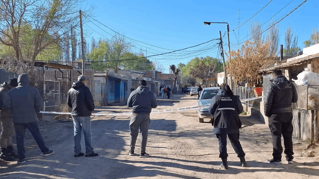 Investigan la muerte de un adolescente hallado en la vía pública en Río Negro