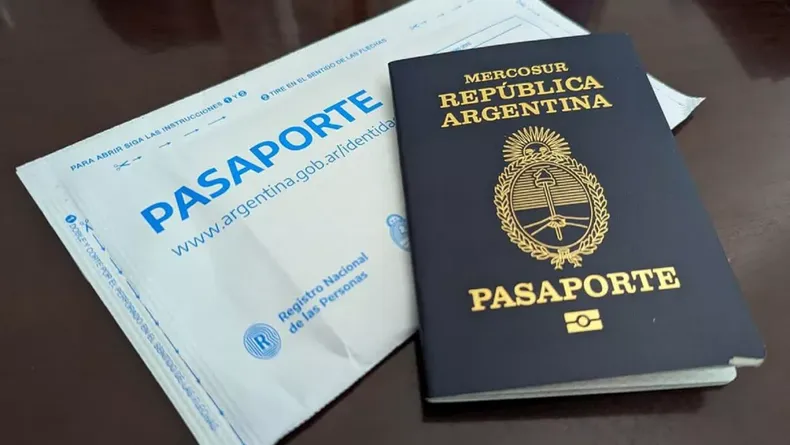 Pasaportes defectuosos: habilitaron WhatsApp y centros en aeropuertos para revisión