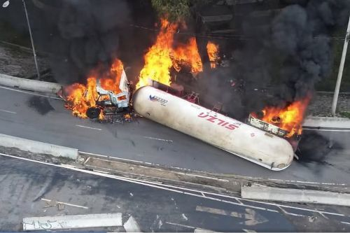 Vuelco de un camión de gas en Ciudad de México dejó 57 heridos