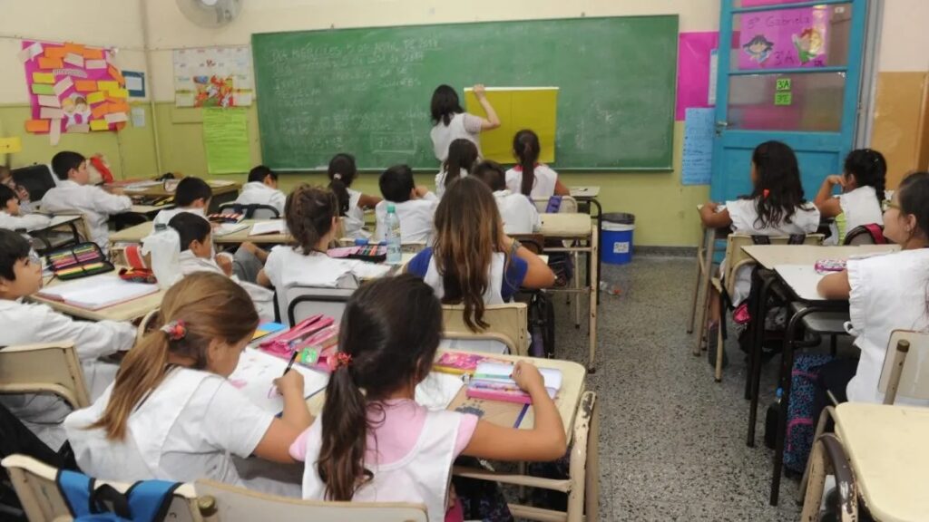 alumnos bonaerenses mínimo horas clases provincia