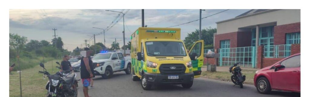 Dos motocicletas chocaron en Av. Álvarez al 400 y sus conductores fueron trasladados al Hospital