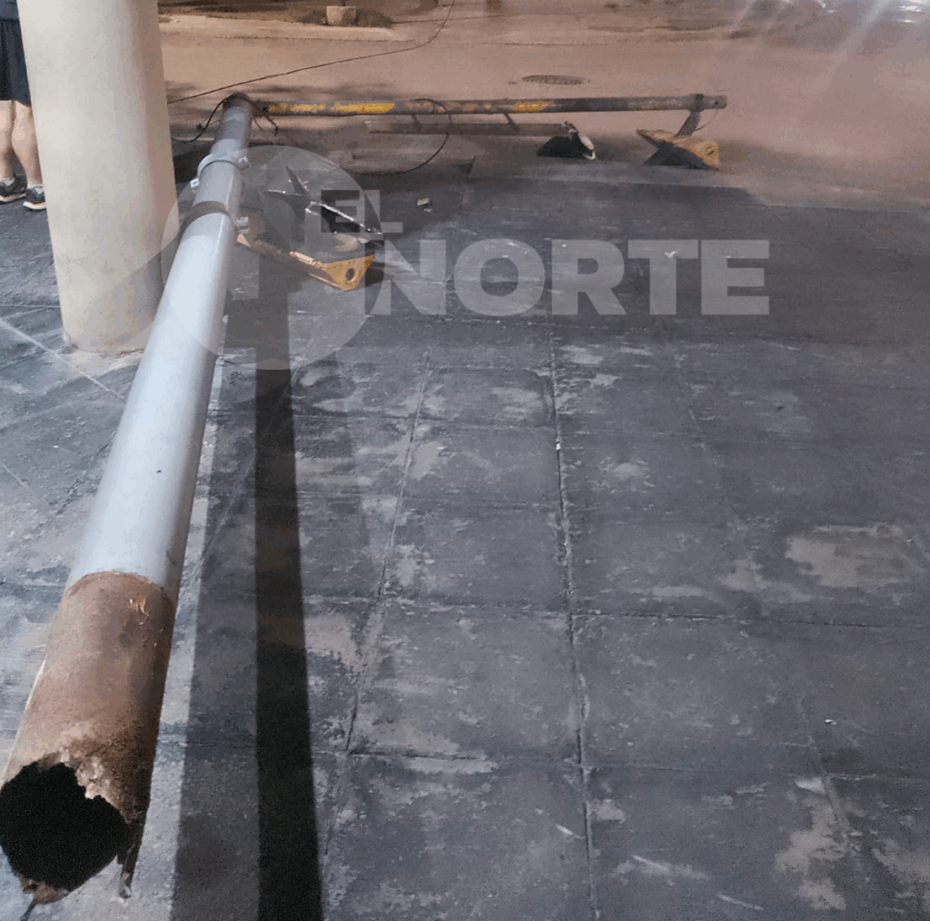 Un camión derribó una columna de semáforo en avenida Alberdi y Obligado