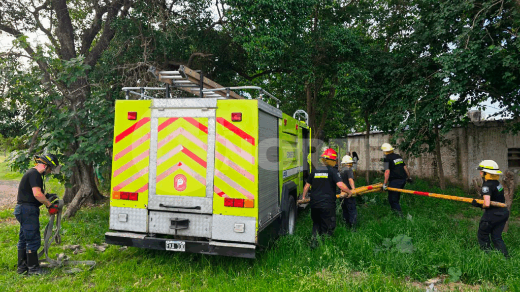 Bomberos San Nicolás rescataron a una vaca que cayó a un pozo ciego en barrio La Loma