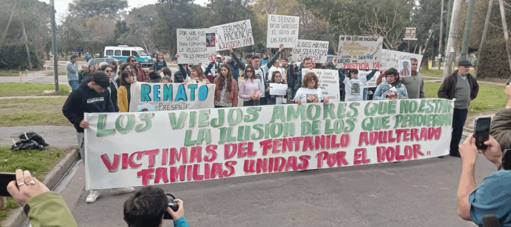 familiares de víctimas del fentanilo monumento nacional a la bandera
