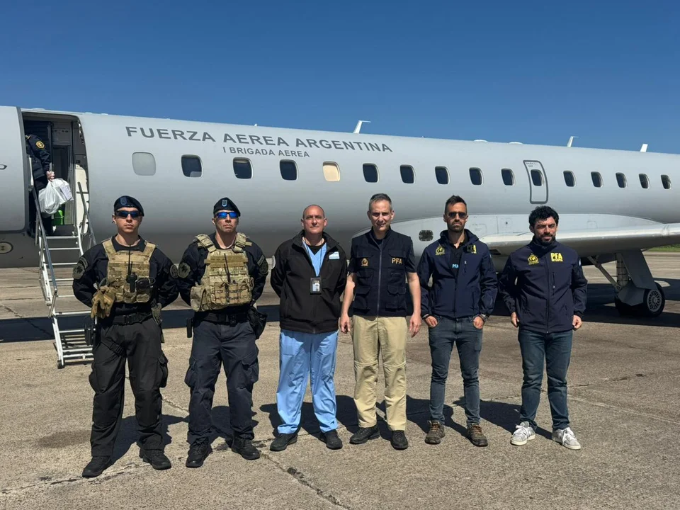 avión a perú con policías aeropuerto